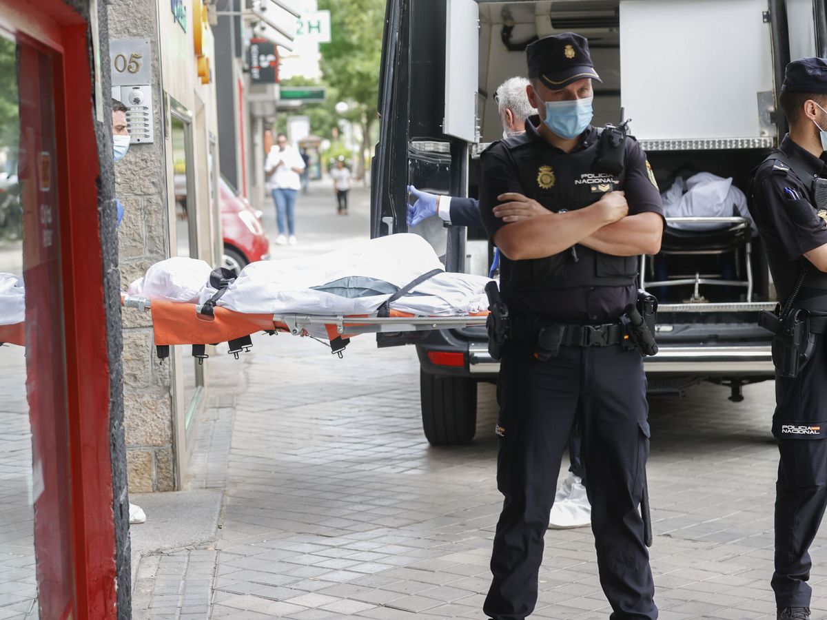 Foto: Policía Nacional, en el lugar del crimen de la calle Serrano. (EFE/Javier Lizón)