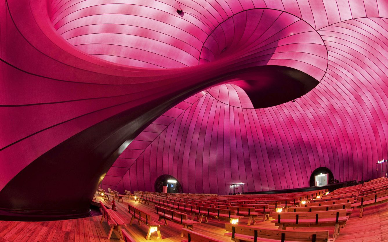 Interior del auditorio inflable concebido por el escultor británico Anish Kappor y el arquitecto nipón Arata Isozaki en la ciudad japonesa de Matsushima. (EFE)