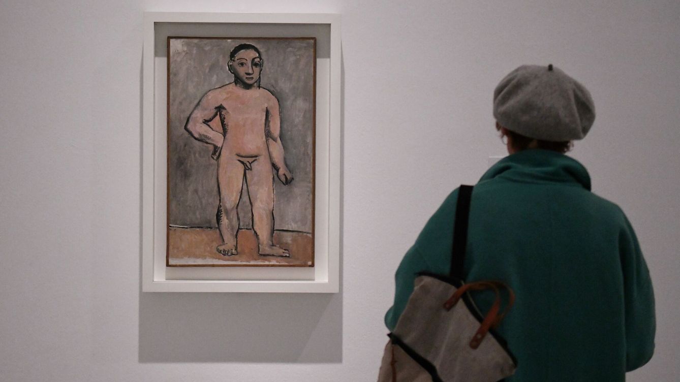 Foto: Una mujer observa una de las obras de la muestra 'Picasso 1906. La gran transformación', en el Museo Reina Sofía. (Fernando Sánchez/Europa Press)