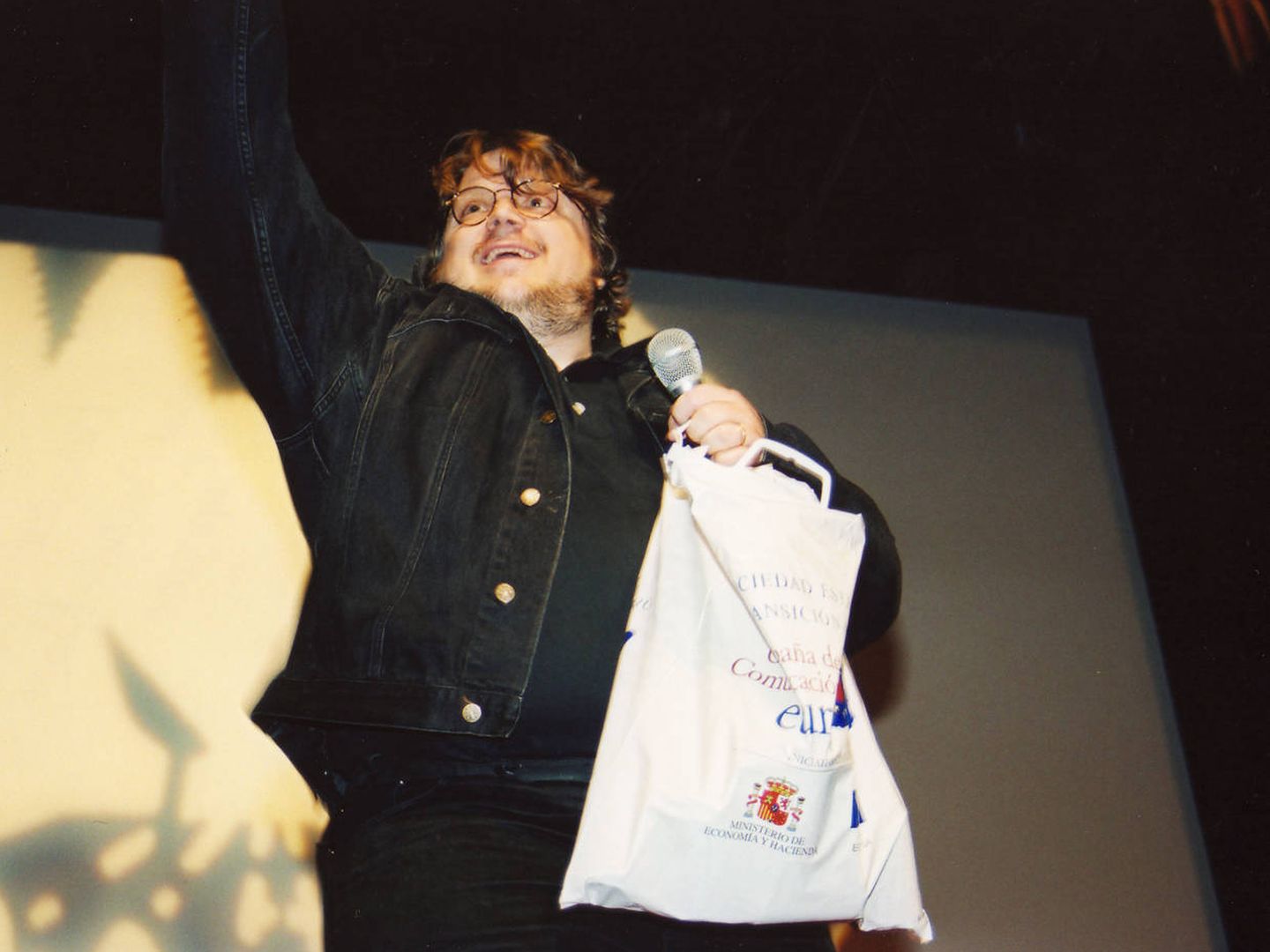 Guillermo del Toro durante una visita a la muestra