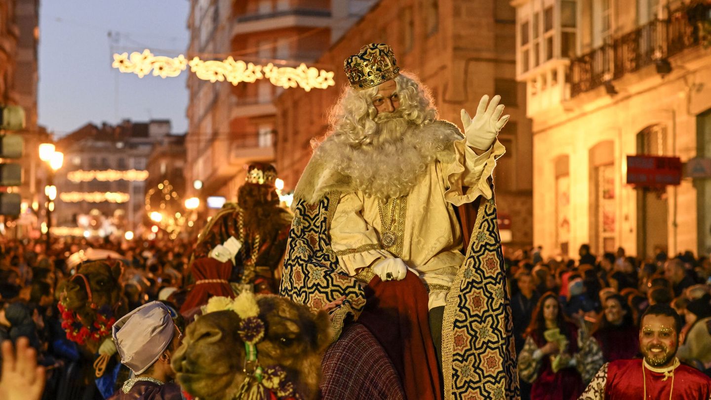 Su majestad el Rey Melchor, a lomos de un dromedario, saluda a los asistentes a la cabalgata de Reyes Magos celebrada este jueves en las calles de Ourense. EFE  Brais Lorenzo 