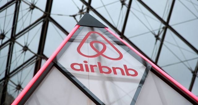 El logo de Airbnb, en la pirámide del Louvre. (Reuters/Charles Platiau)