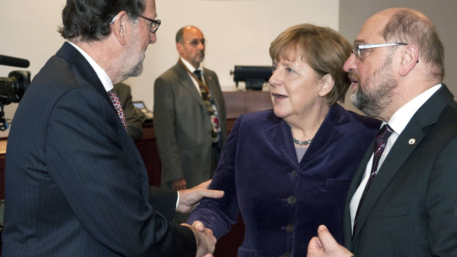 Foto: El presidente del Gobierno, Mariano Rajoy, saluda este jueves a Angela Merkel y Martin Schulz. (Efe) 