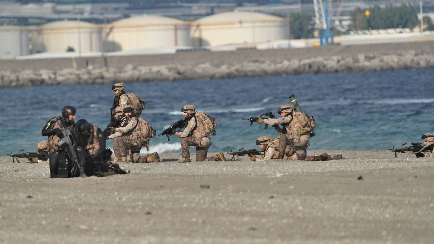 Infantes de Marina tomando posiciones en la playa. (Ángel del Peso)
