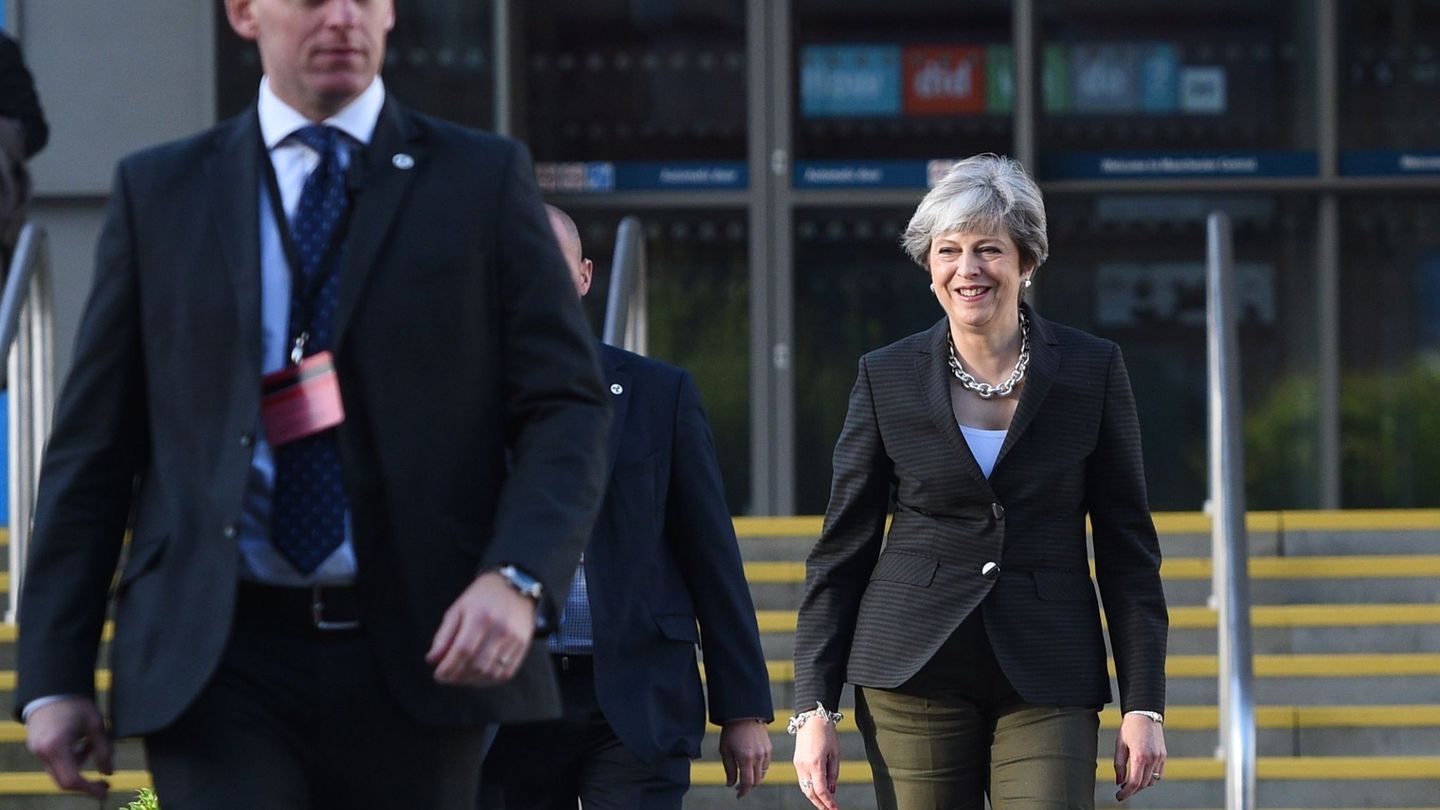 La primera ministra británica, Theresa May, llega para participar en la tercera jornada del congreso del Partido Conservador en Mánchester. (EFE)