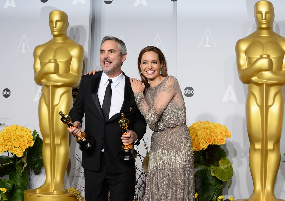 Foto: Alfonso Cuarón y Angelina Jolie en los Oscar (REUTERS)