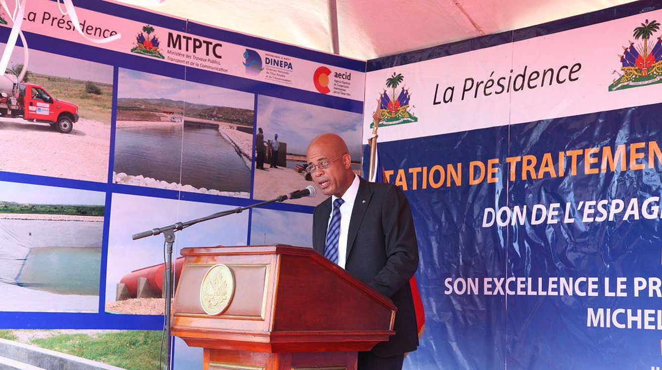 Inauguración de una planta de tratamiento de agua en Haiti, financiada por la Aecid en 2012. (EFE) 
