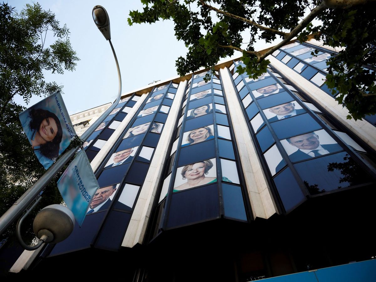 Foto: Foto de archivo de la fachada de la sede del PP cubierta con los candidatos a las elecciones del 26M de 2019. (EFE)