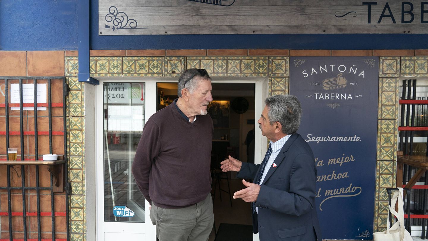 Revilla charla con un pescador en la puerta de la Taberna de Santoña. (Joaquín Gómez Sastre)