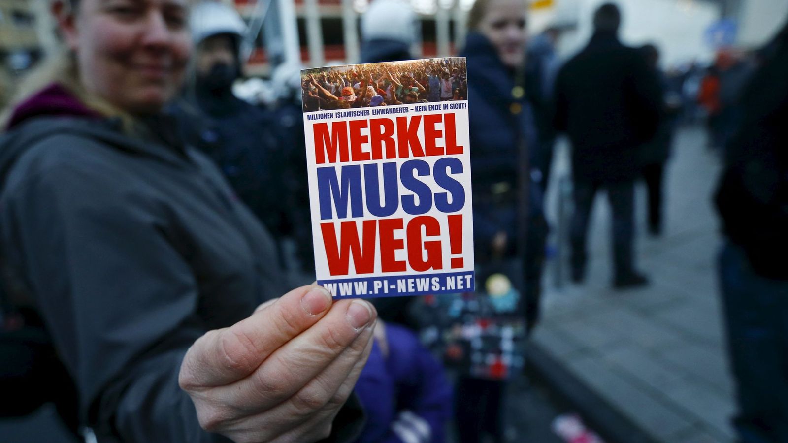 Foto: Seguidores del movimiento Pegida muestran una pegatina que reza 'Merkel debe dimitir', durante una protesta en Colonia, el 9 de enero de 2016. (Reuters)