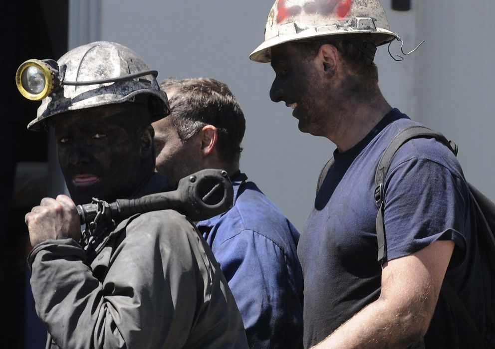 Foto: Mineros del Pozo Emilio del Valle de La Hullera Vasco-Leonesa, al finalizar su jornada de trabajo. (EFE)