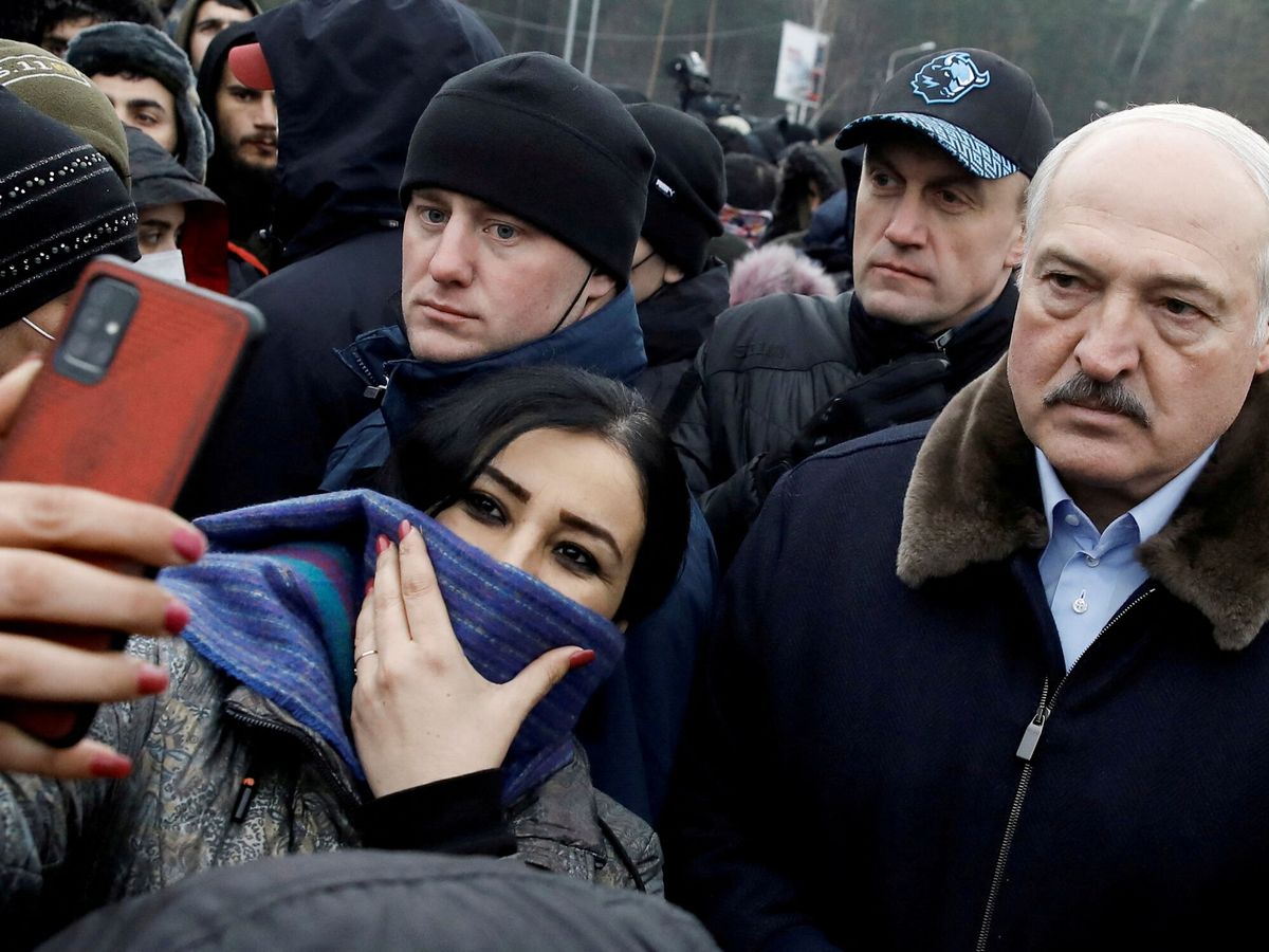 Foto: Lukashenko posa para un selfi en la frontera con Polonia (Reuters/Kacper Pempel)