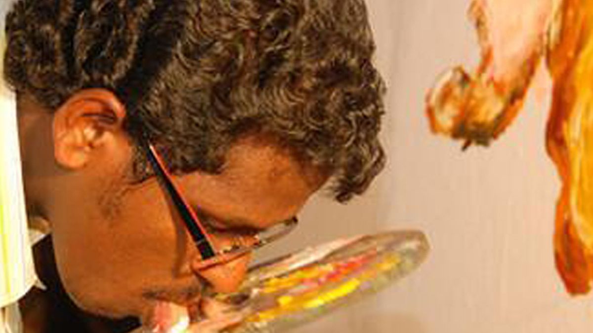 El artista indio que pinta a Jesucristo a lametones