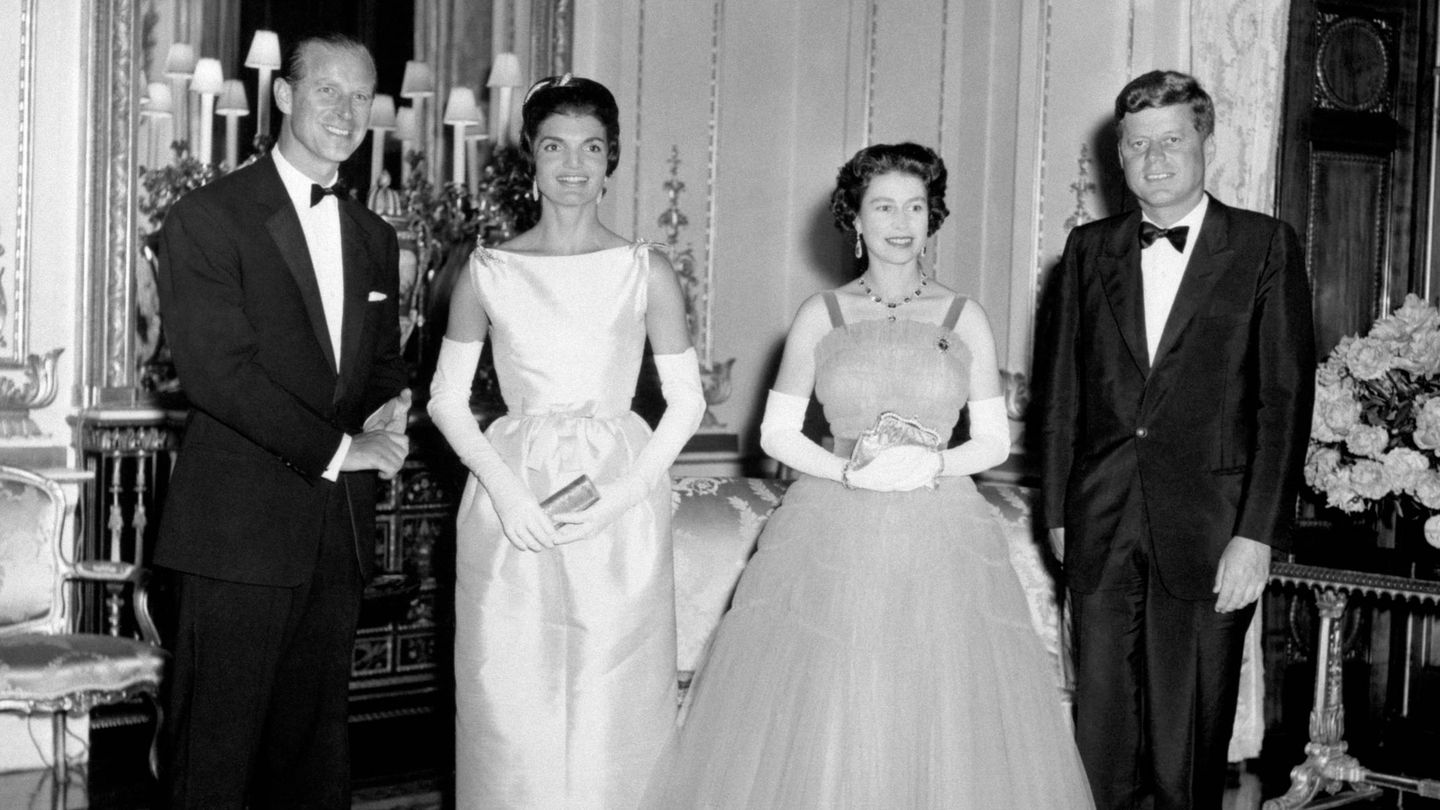 Isabel II y el duque de Edimburgo, con el matrimonio Kennedy en Buckingham. (Cordon Press)