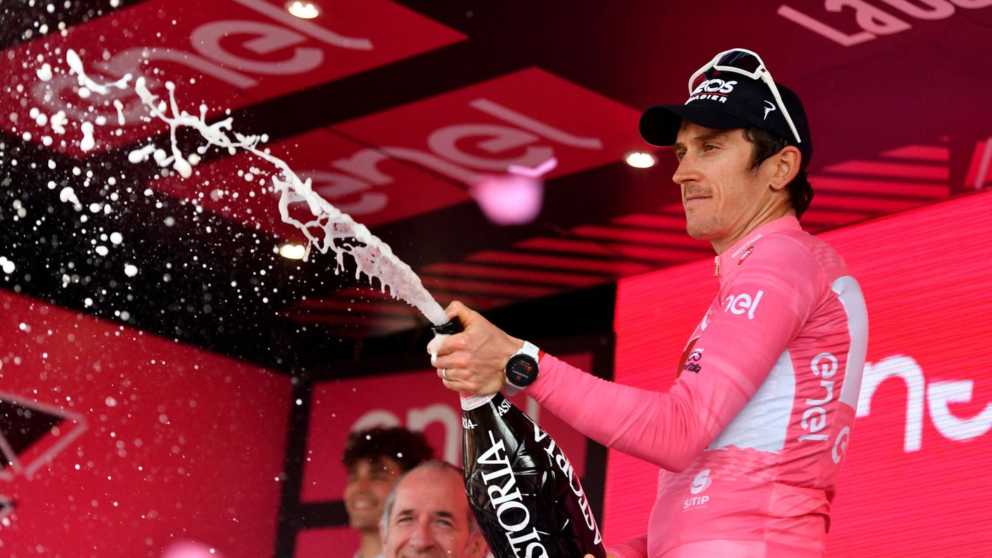 Cycling - Giro d'Italia - Stage 17 - Pergine Valsugana to Caorle - Italy - May 24, 2023 Grenadiers' Geraint Thomas sprays sparkling wine on the podium wearing the maglia rosa jersey after stage 17 REUTERS Jennifer Lorenzini