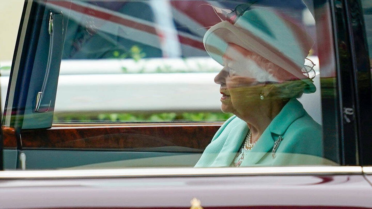 La reina Isabel II llegando en coche a las carreras de Ascot. (Getty)