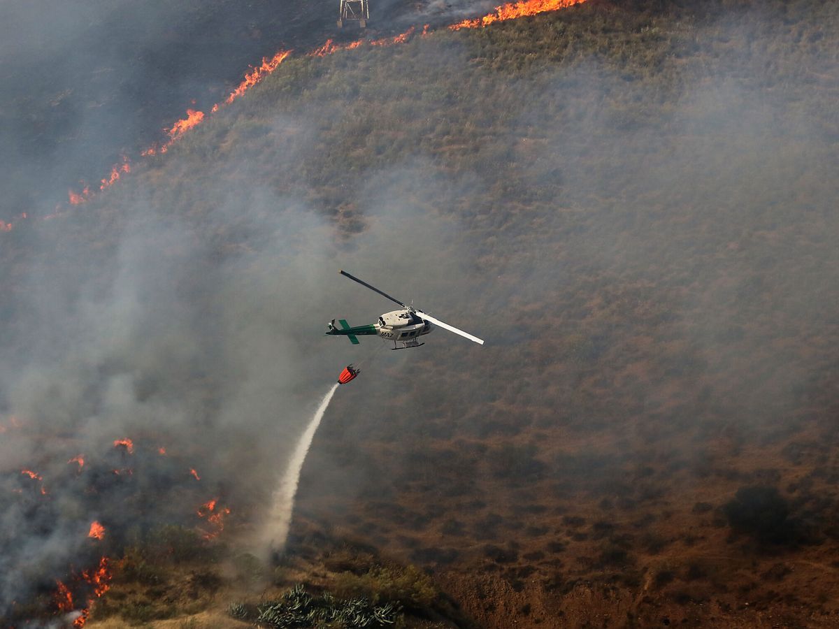 Foto: Incendio en el Cerro de San Miguel de Granada. (EFE/ Pepe Torres)
