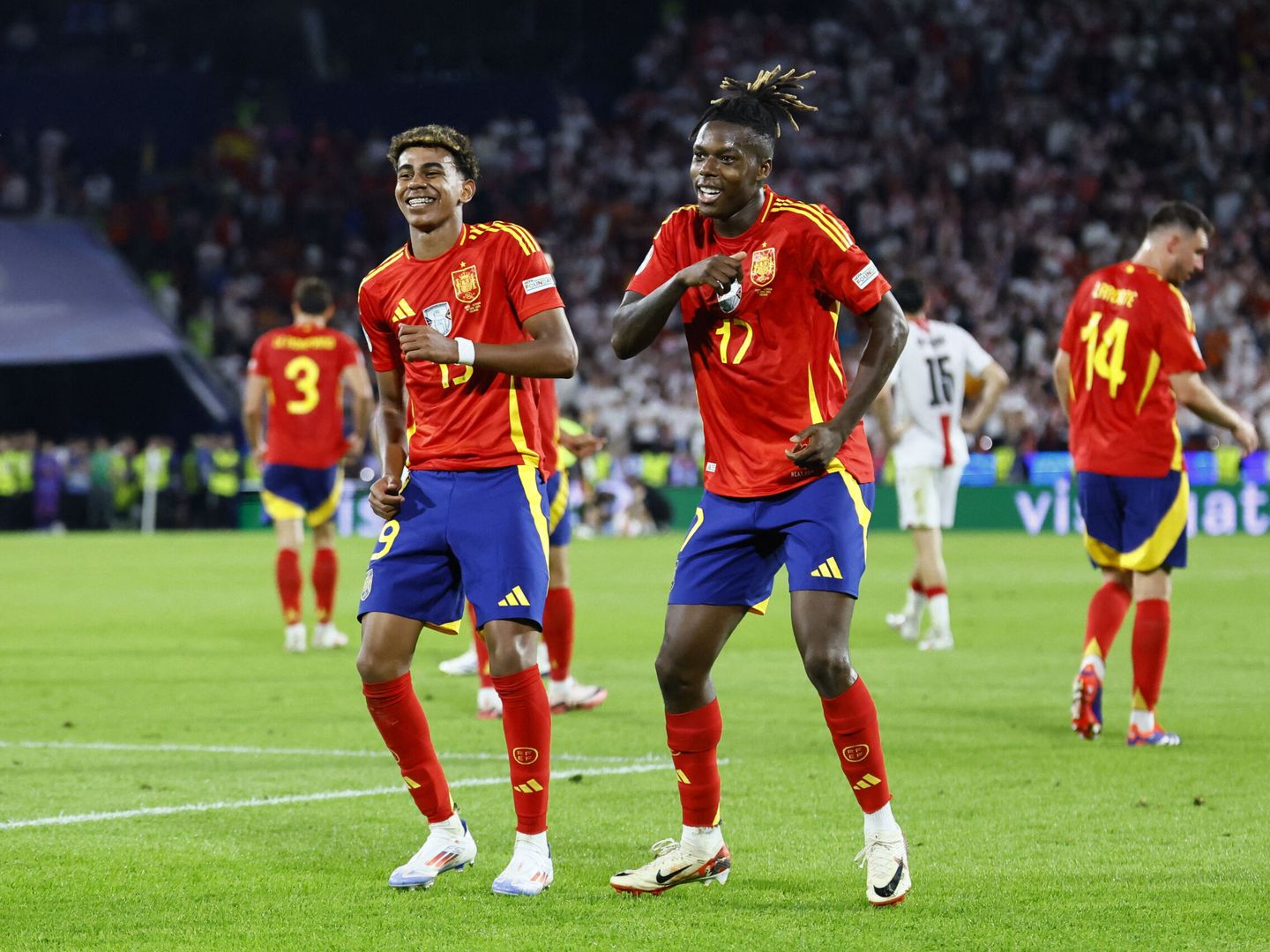 Lamine Yamal y Nico Williams celebran un gol frente a Georgia. (Reuters/Wolfgang Rattay)