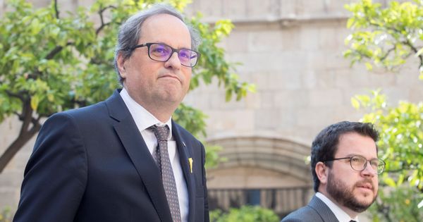 Foto: Quim Torra junto y el vicepresidente del Govern y titular de Economía y Hacienda, Pere Aragonés, se dirigen a la reunión semanal del gobierno de la Generalitat. (EFE)