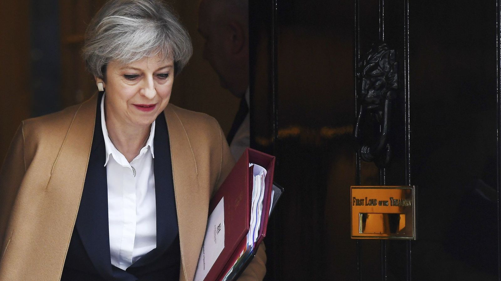 Foto: La primera ministra británica, Theresa May, sale del número 10 de Downing Street para acudir al Parlamento para informar de la activación del Brexit. (EFE)