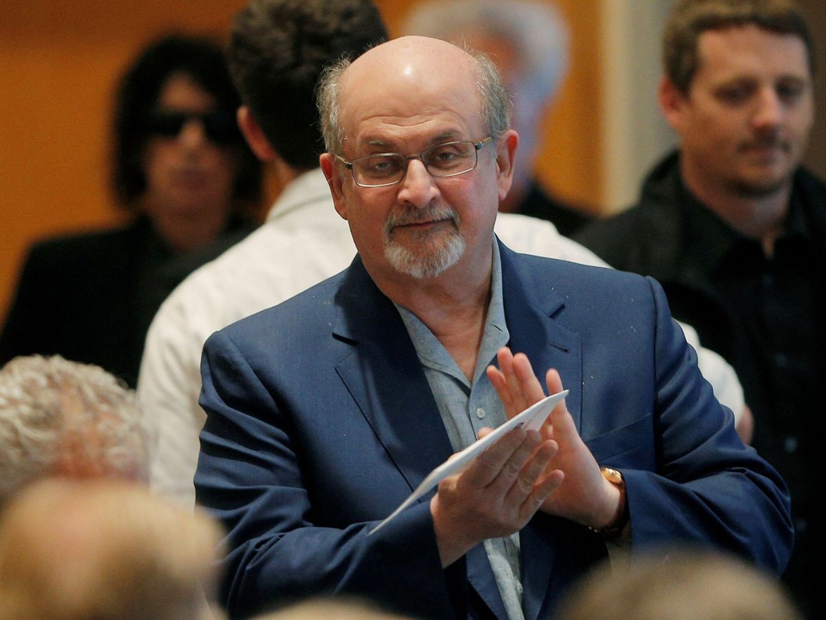 Foto: Una imagen de Salman Rushdie en 2016. (Reuters/Brian Snyder)