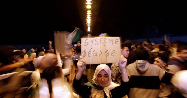 Foto: Manifestantes exigen en Argel un cambio político inmediato en el país. (Reuters) 