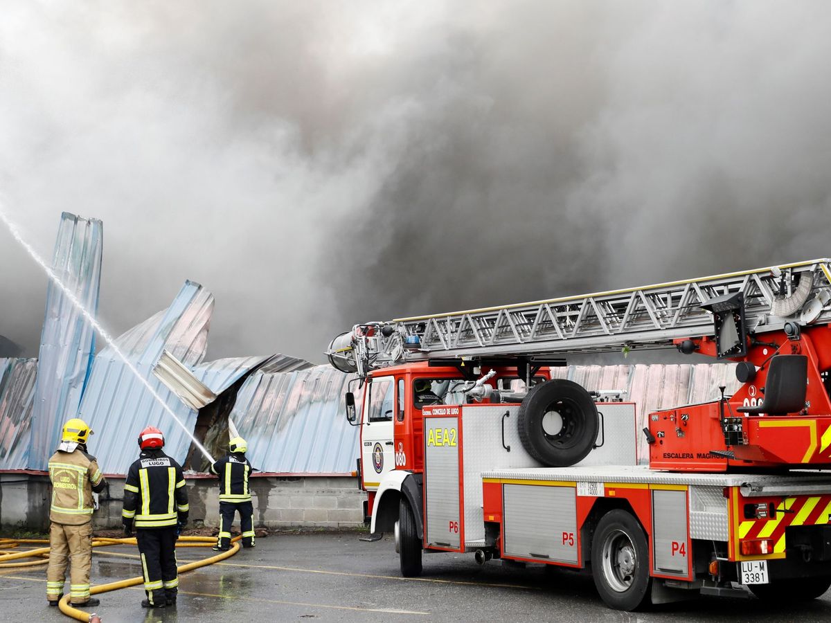 Foto: Controlado incendio de O Ceao (Lugo) aunque sigue ardiendo nave. (EFE)