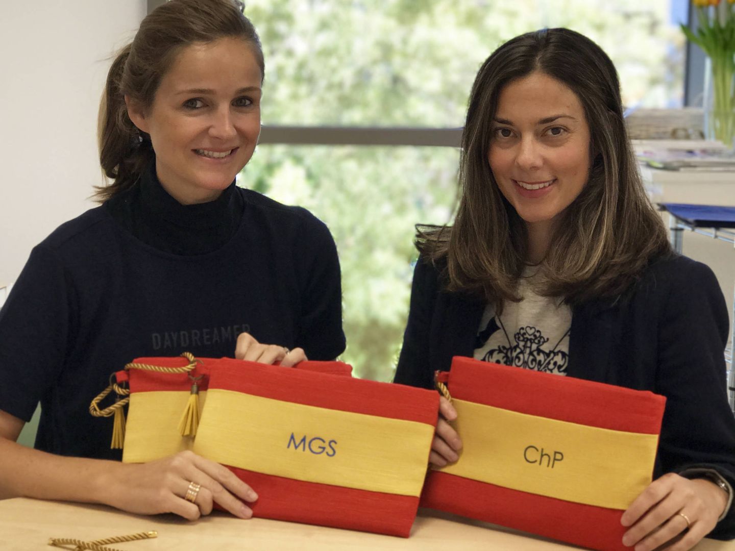 Adriana Arranz Sobrini y Cristina Lourdes Chaves, creadoras del bolso patriótico de Cifuentes. (Vanitatis)
