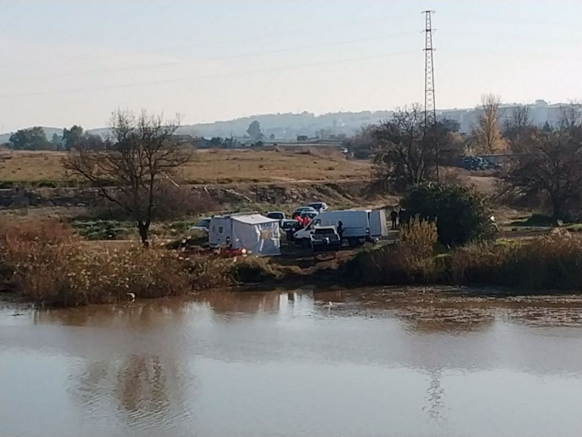 Foto: Los equipos especializados de la Policía Nacional encontraron el cadáver en la zona del río Guadiana, en Badajoz. (EFE/Roberto López)