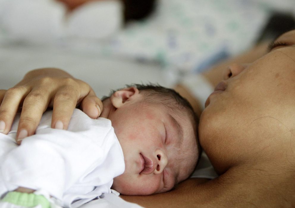 Foto:  Un recién nacido descansa en brazos de su madre. (EFE)