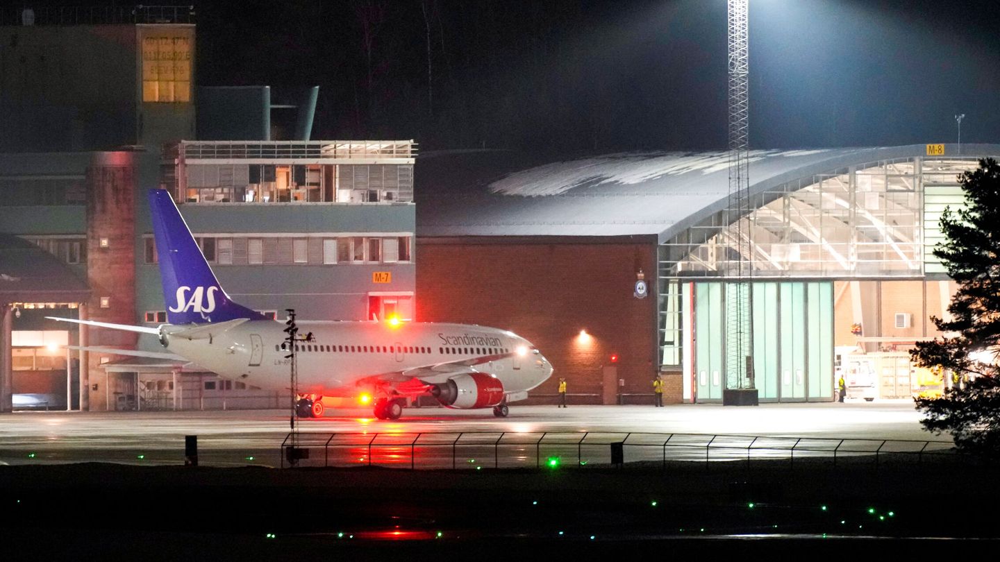 El avión en el que viajaba Harald, aterrizando en Noruega. (Reuters)