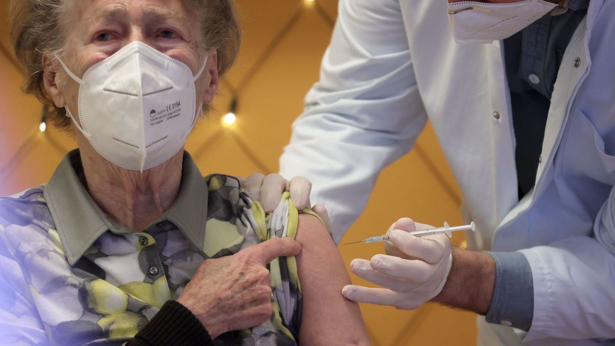 Sanidad avanza que mañana llegarán 369.525 dosis de la vacuna de Pfizer