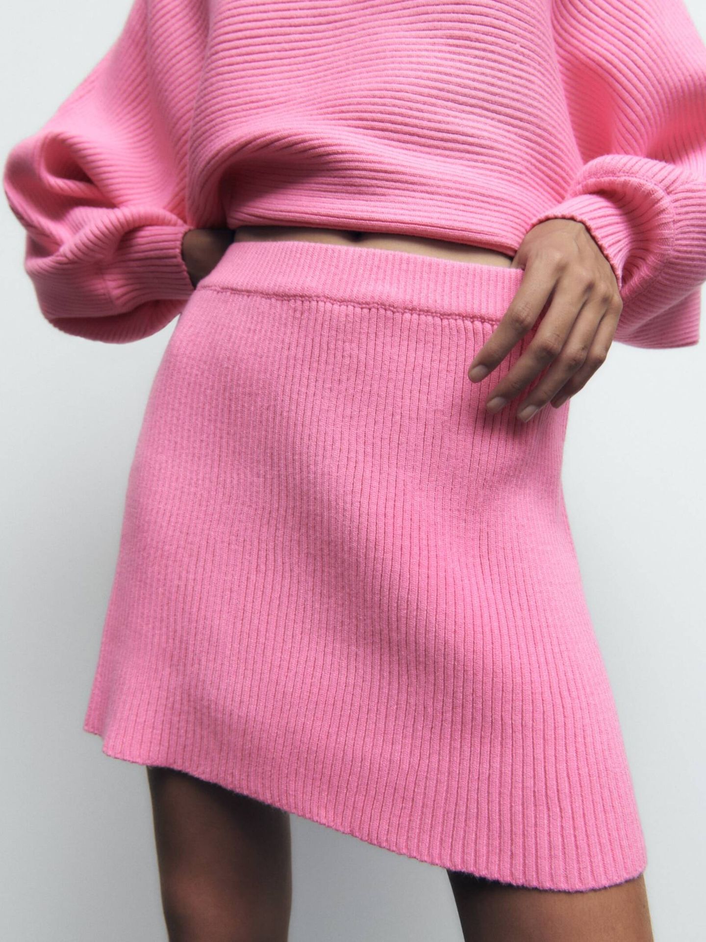 Falda rosa de Zara escogida por Rocío Osorno. (Cortesía/Zara)