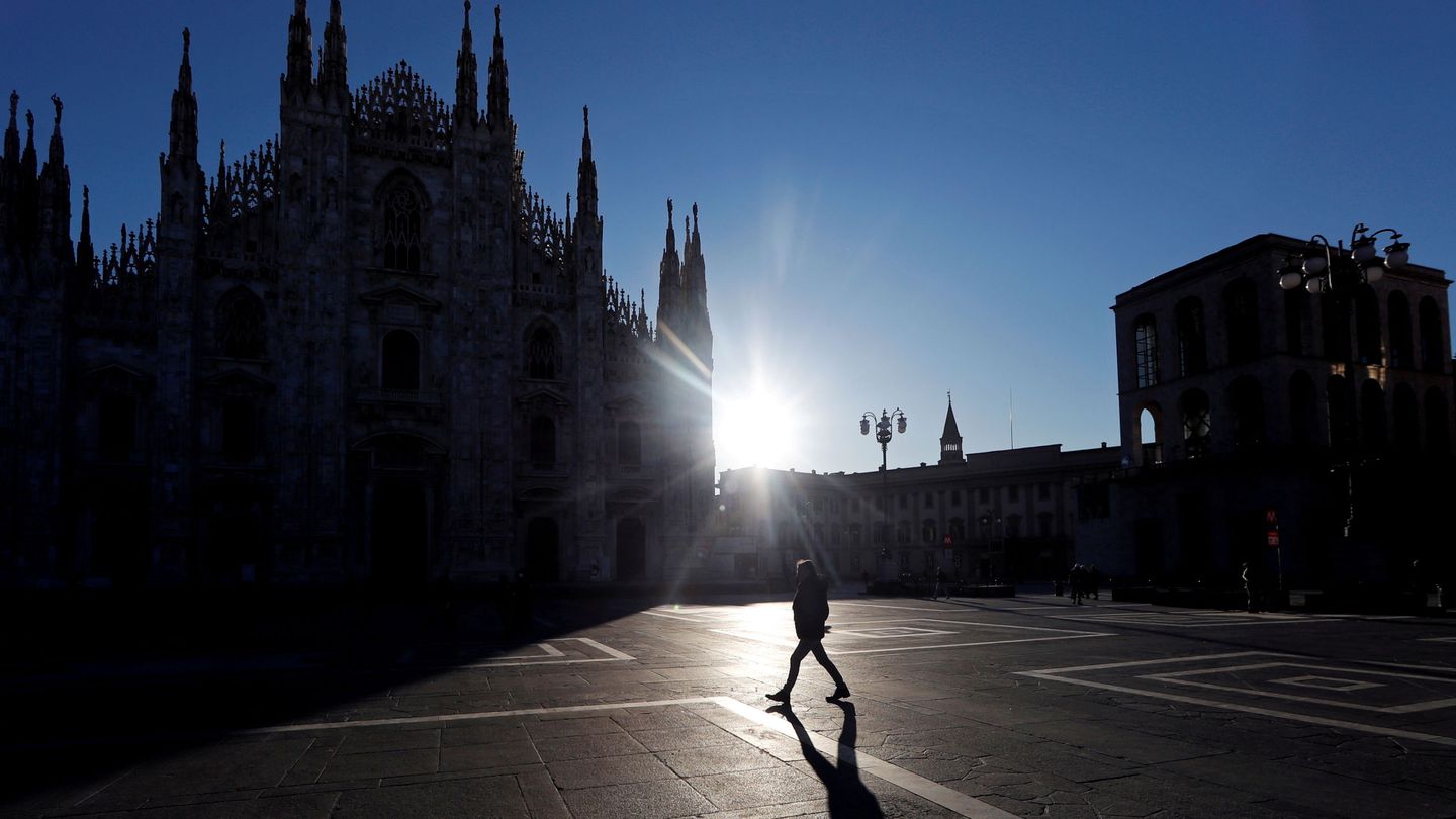 La desierta plaza del Duomo, normalmente llena de turistas y en estos días vacía por el miedo al coronavirus. (Reuters)