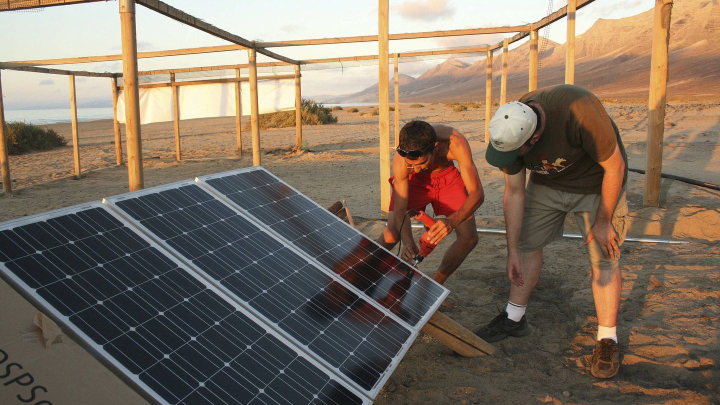 Llega el momento de los pequeños productores solares (EFE/Toni Gallardo)
