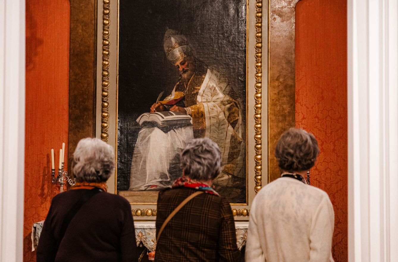 Tres mujeres contemplan una obra expuesta en el Museo del Romanticism. (EP)