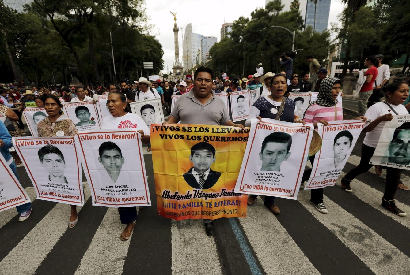 Familiares de algunos de los estudiantes desaparecidos se manifiestan en México D.F., el 27 de agosto de 2015 (Reuters).