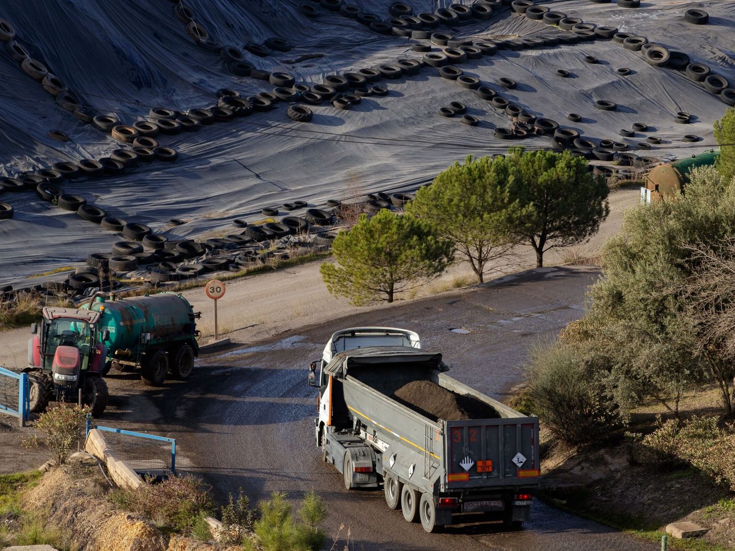 Un camión entra en el vertedero de Nerva. (EFE/Julio Muñoz)