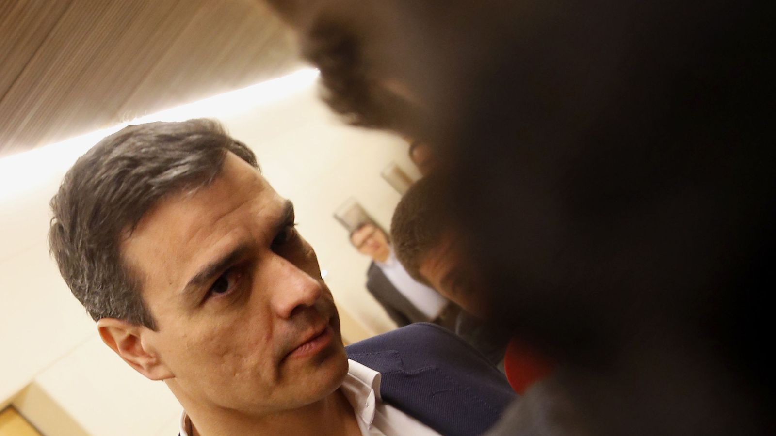 Foto: El secretario general del PSOE, Pedro Sánchez,  tras una reunión con su equipo negociador. (Efe)