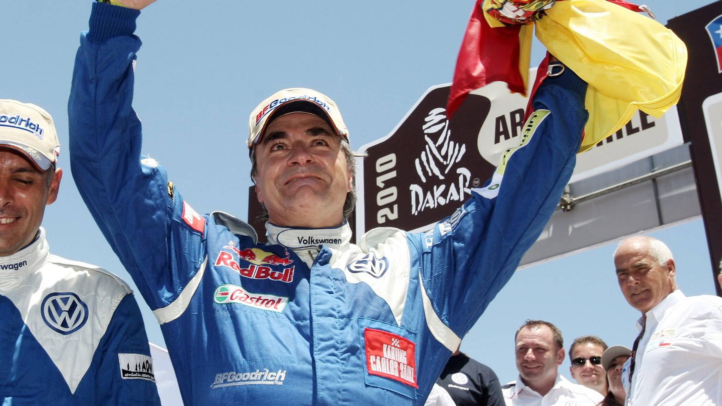 Carlos Sainz celebra su primer Rally Dakar en 2010. (EFE)