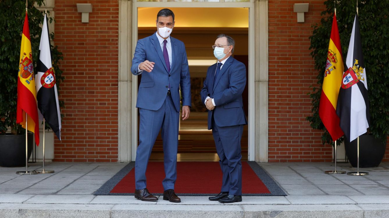 Foto: El presidente del Gobierno, Pedro Sánchez, recibe en el Palacio de la Moncloa al presidente de Ceuta, Juan Jesús Vivas. (EFE)