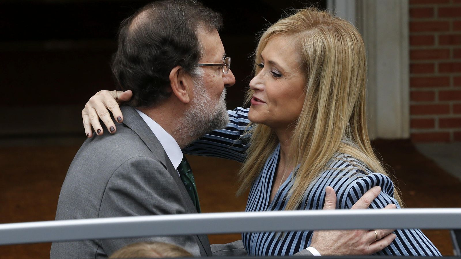 Foto: El presidente del Gobierno, Mariano Rajoy, recibe en la Moncloa a la presidenta de la Comunidad de Madrid, Cristina Cifuentes. (Efe) 