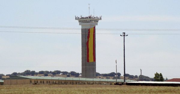 Foto: Una bandera española, colgada sobre el torreón de la cárcel de Soto del Real (Madrid). (EFE)