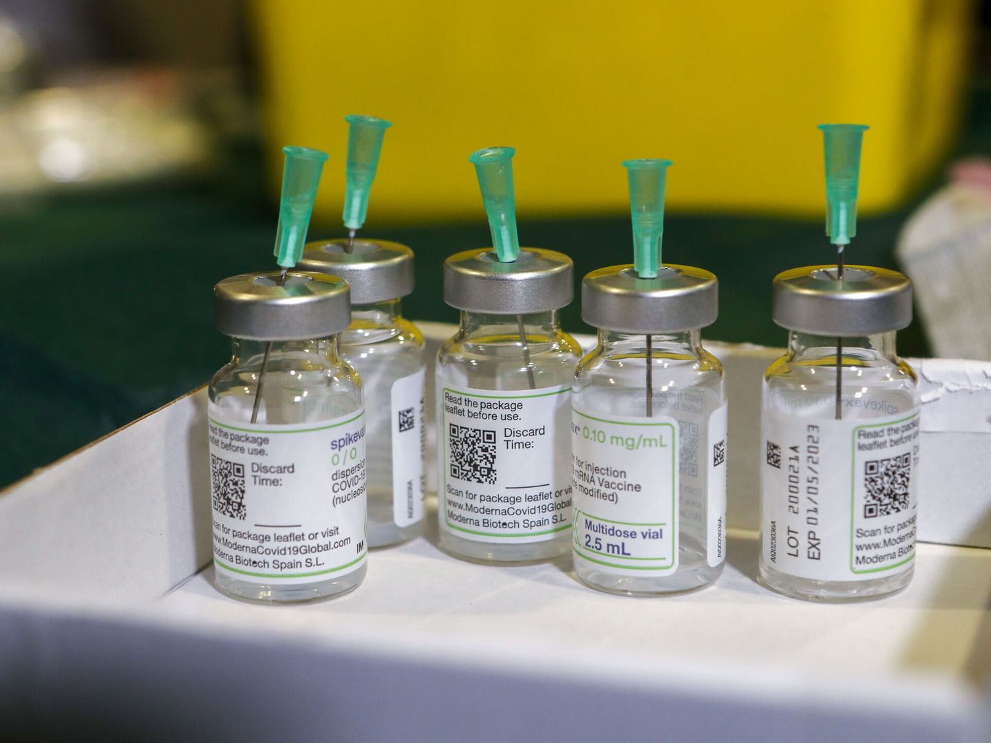 Vacunas de la gripe y de covid preparadas para su administración en una residencia de Zaragoza. (EFE/Javier Belver)