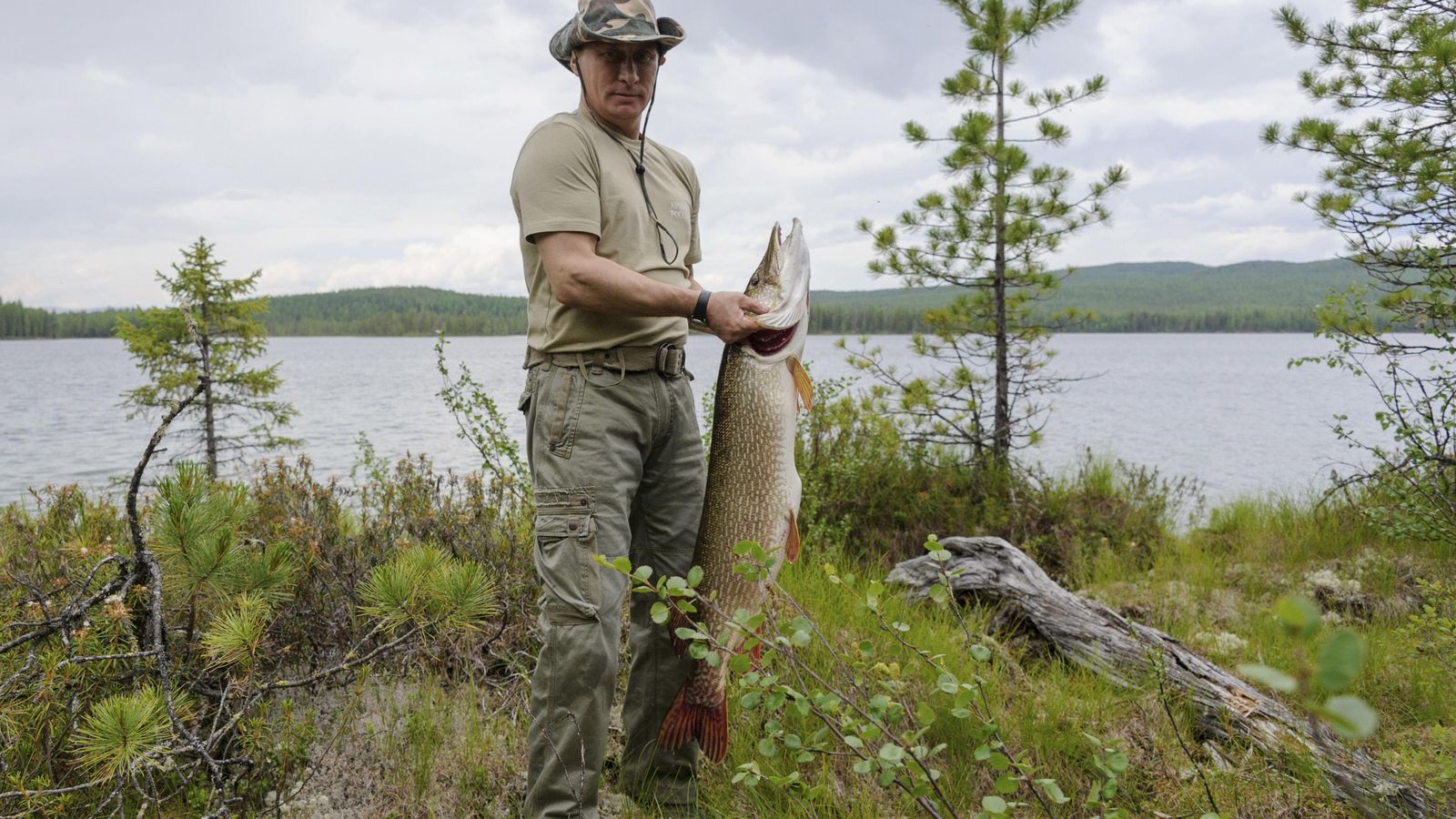 Foto: El presidente ruso, Vladimir Putin, posa para las cámaras durante una jornada de pesca en  Krasnoyarsk, Siberia, el 20 de julio de 2013 (Reuters).
