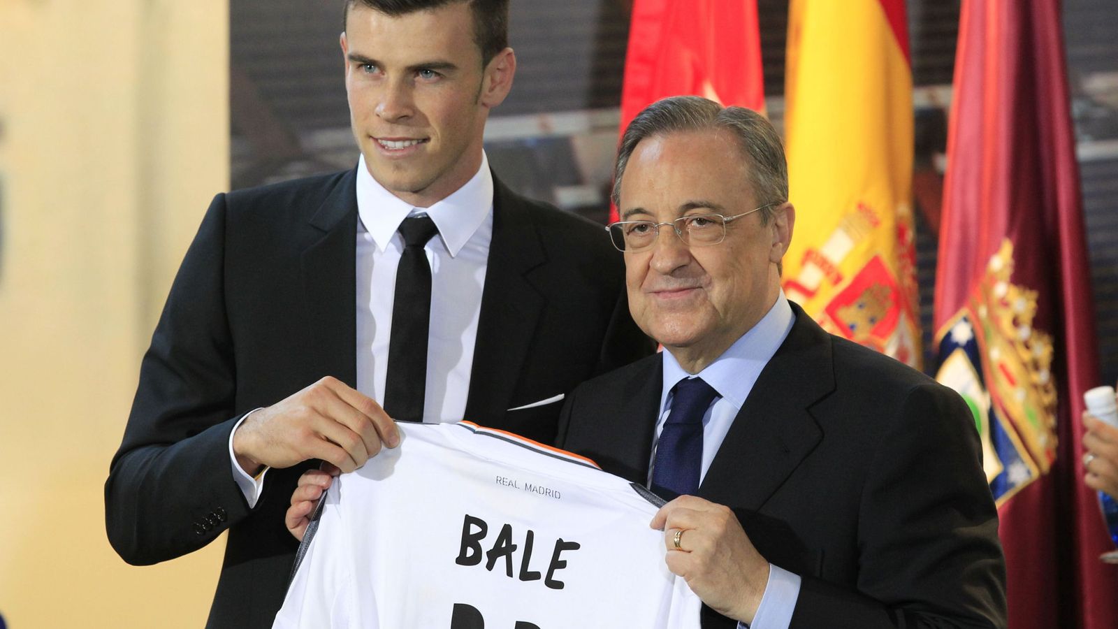 Foto: Bale y Florentino Pérez el día de la firma de su contrato (EFE)