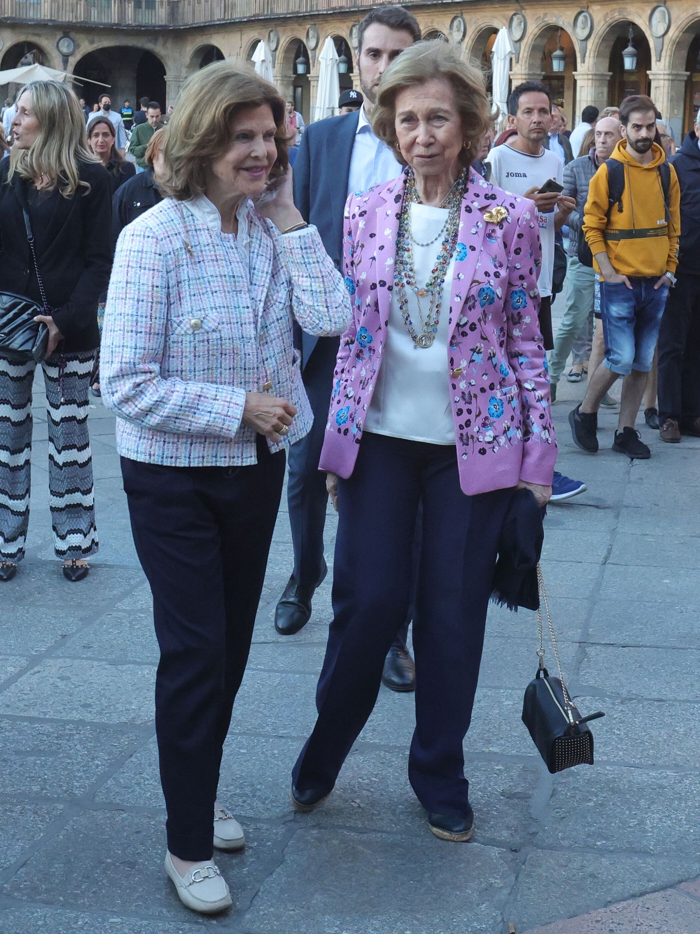 Las reinas Sofía de España y Silvia de Suecia, en la plaza Mayor de Salamanca. (EFE/J.M. García)