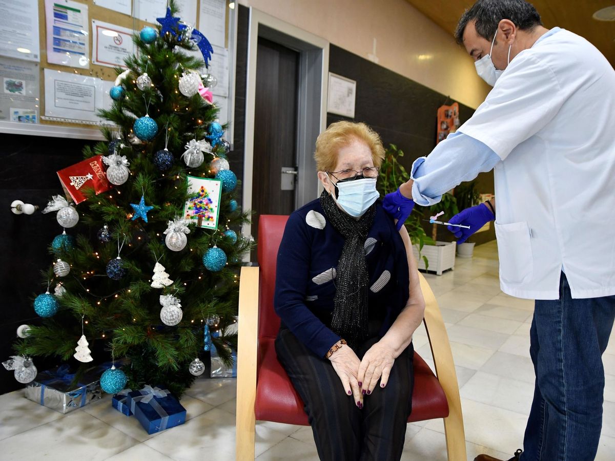 Foto: Vacunación de residentes y sanitarios en la residencia de mayores de El Zapillo, en Almería. (EFE)