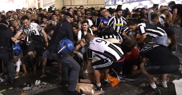 Foto: Hinchas de la Juve tratan de huir de la plaza de San Carlo en Turín. (Reuters)