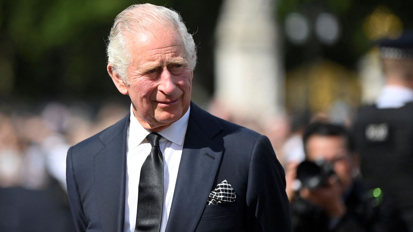 Foto: El rey Carlos de Inglaterra en el Palacio de Buckingham, tras el fallecimiento de la reina Isabel  II. (Reuters/Toby Melville)